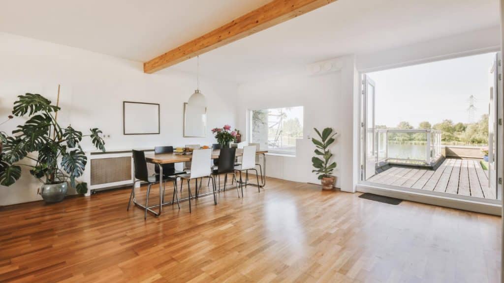 Comment harmoniser votre décoration avec un parquet en chêne clair ou foncé ?